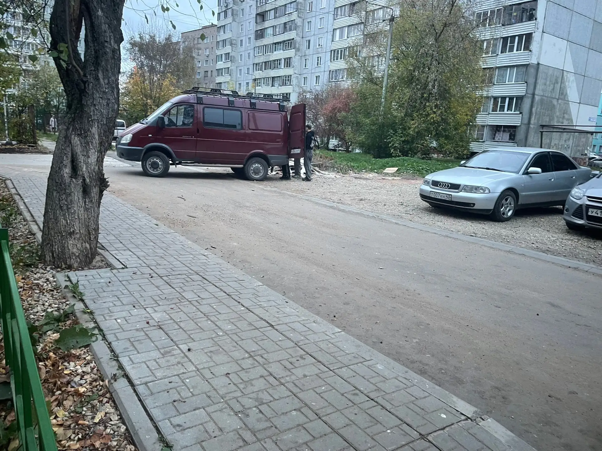 Эти ____ привезли машину мусора на. Московской 169 и выгрузили