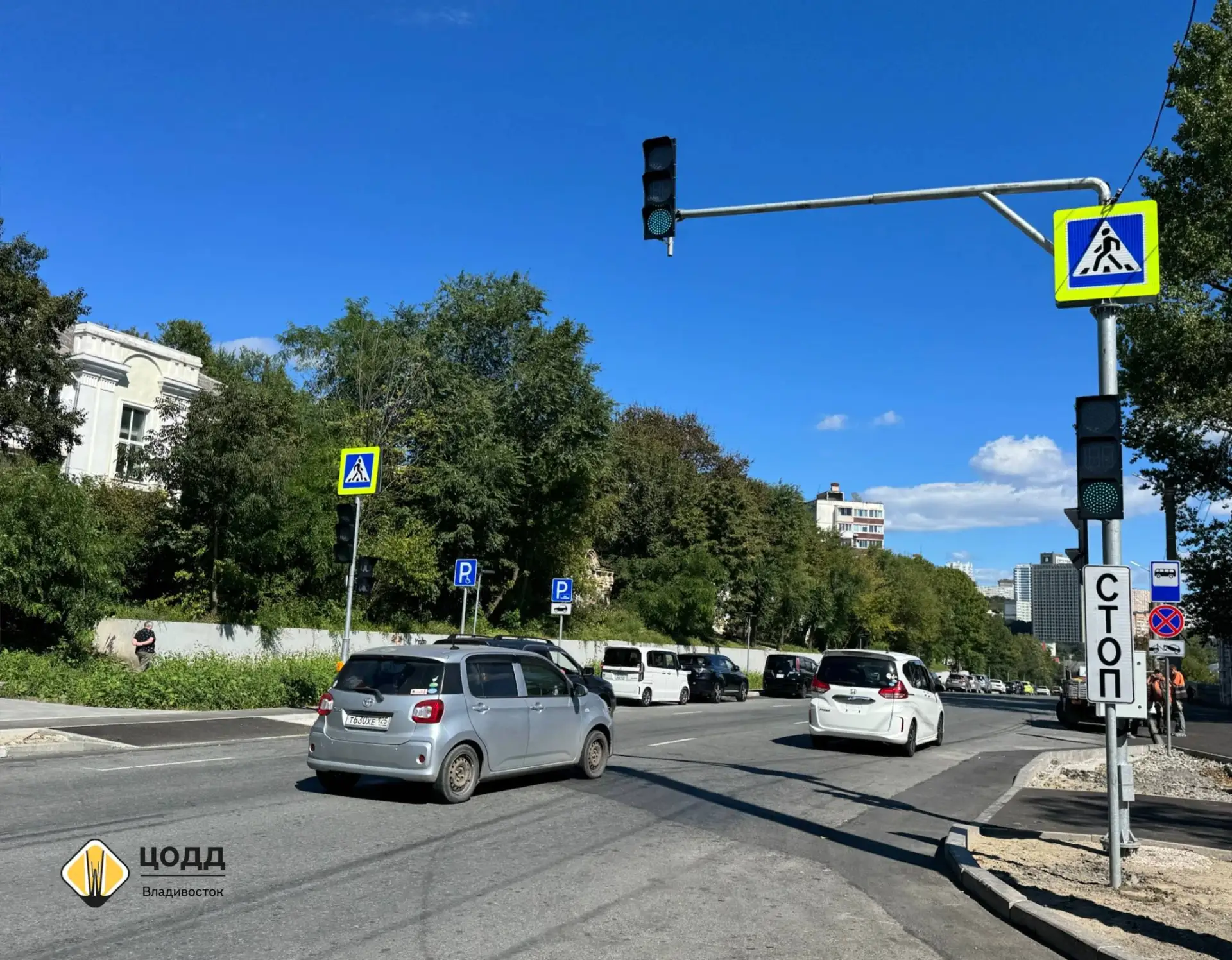 🚦🆕 Новый светофор заработал на пешеходном переходе на улице Ивановской, 4 во Владивос...