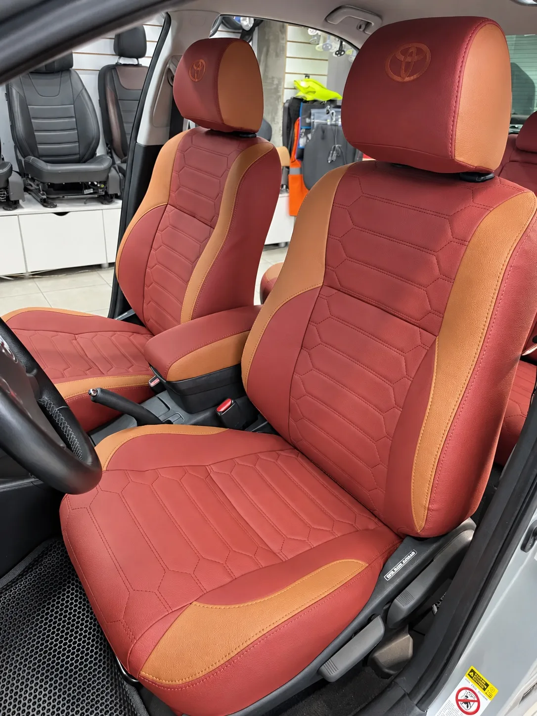 В продолжение преображения Toyota Avensis 2 установили авточехлы каркасного типа.
