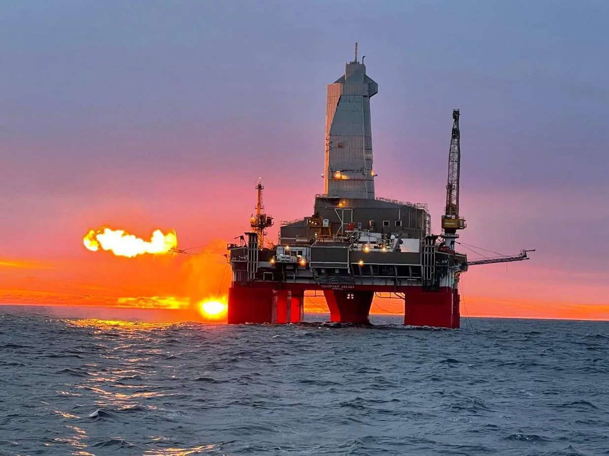 Друзья! Сегодня мы чествуем  работников и ветеранов нефтегазовой промышленности!
