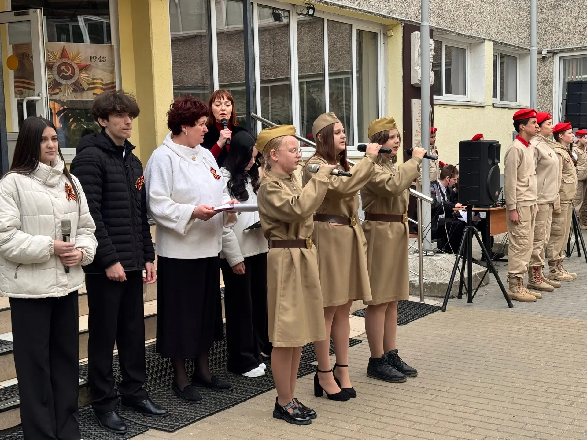 В честь 9 мая в нашей школе прошла торжественная линейка, посвященная Дню Победы! 🌟  Этот день стал 