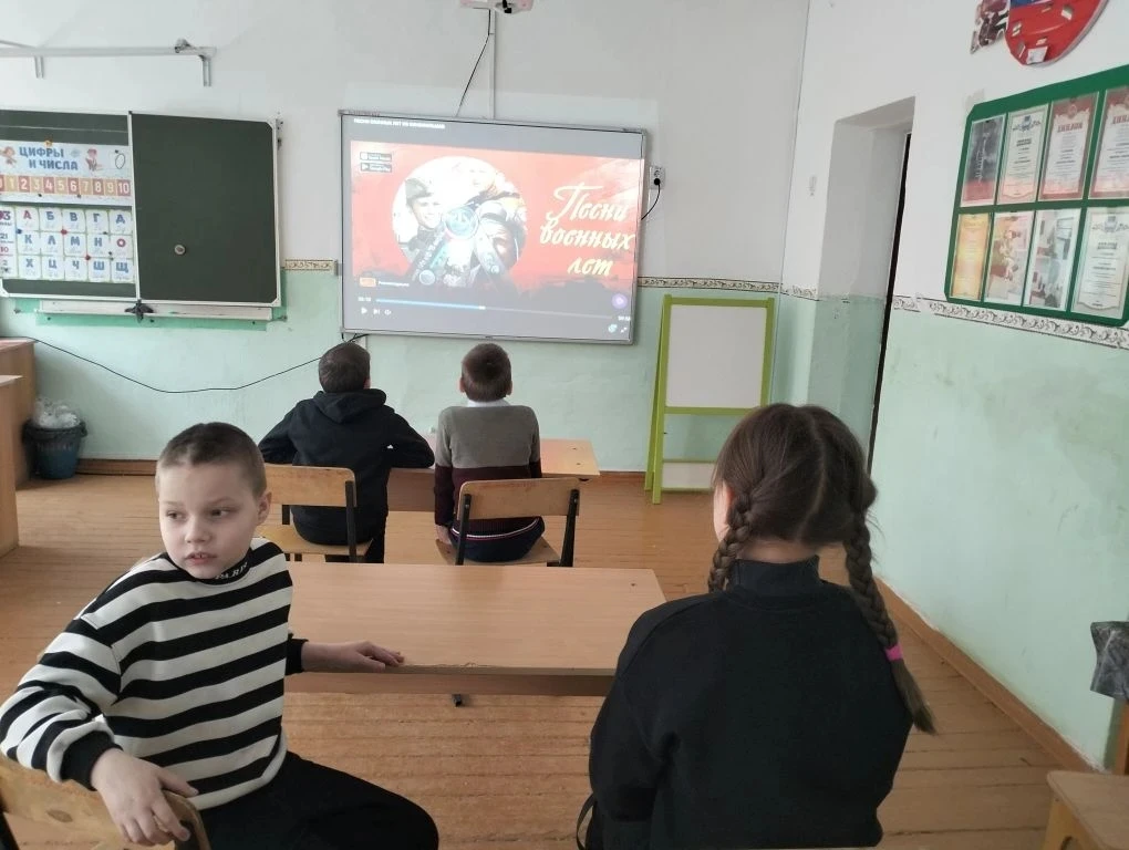 Сегодня , 4 апреля, в рамках цикла " Разговоры о важном" во 2 классе был проведён урок ...