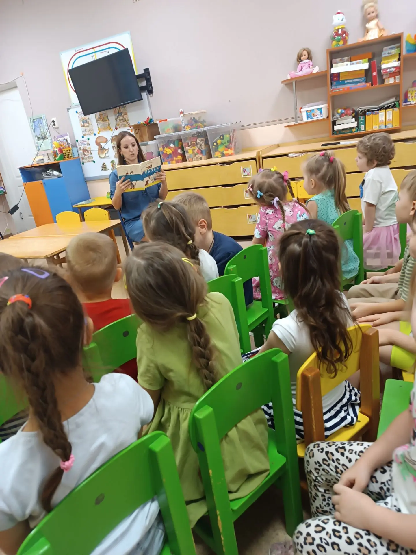 Дети группы "Солнышко" и "Сказка" вспомнили и обсудили произведения Сутеева, посмотрели мультфильм "