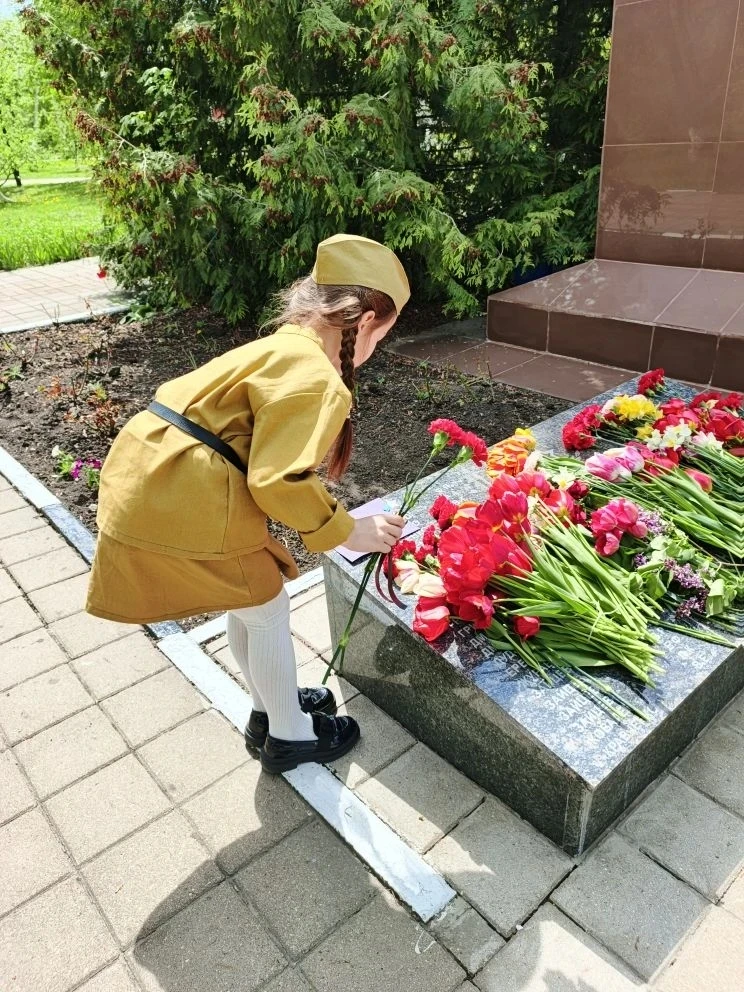 Возложение цветов к памятникам – больше, чем традиция! 👏  Это важный момент воспитания: через такие 