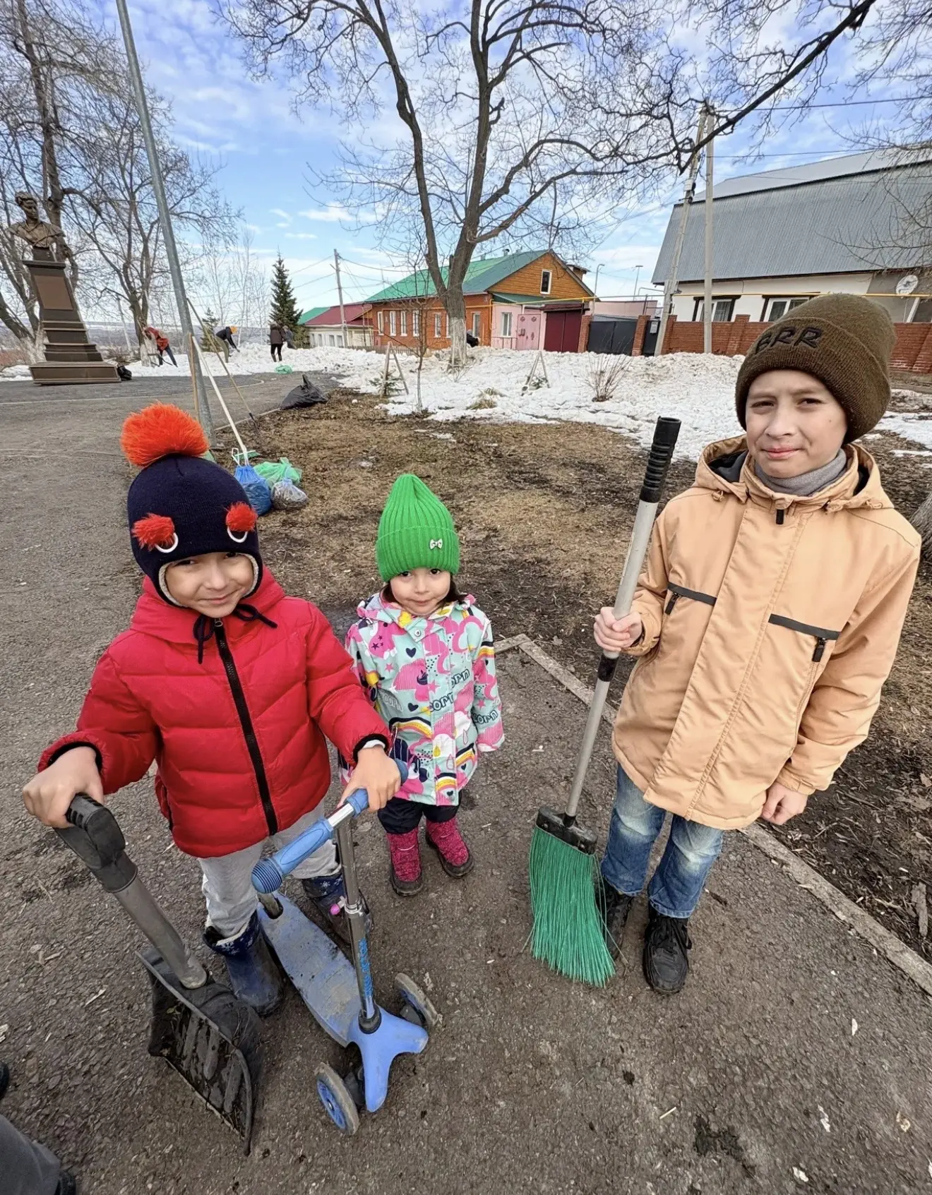 Маленькие Орлята 2 «Б» класса приняли активное участие в общегородском субботнике! 🌿  Особенно симво