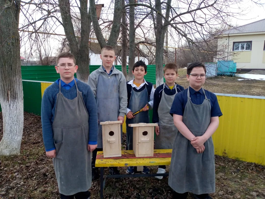 🐦☀️🐦Дарить пернатым новые дома - добрая традиция в нашей школе.