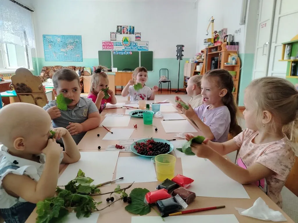 🍇 Витаминный «День смородины» в средней группе! 🖤❤️

Сегодня у ребят прошло яркое сенсорно-творчес