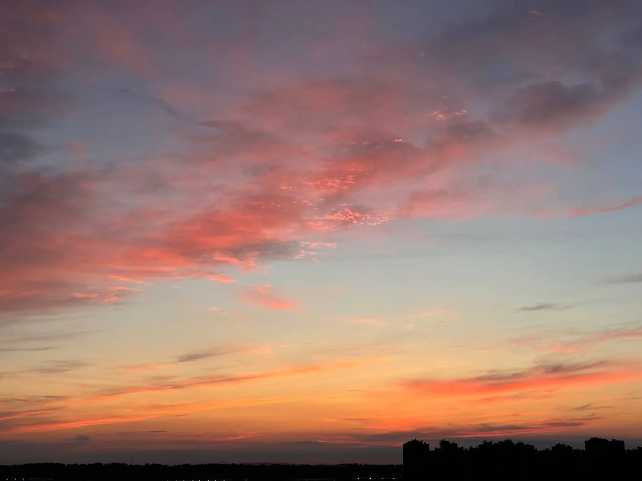 🌅 В Петербурге рассвет засиял яркими красками

Эпичный рассвет запечатлели над Парнасом. Не забывай
