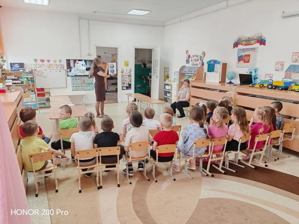 Сегодня среди старших групп «Ягодки» и «Сказки» прошла захватывающая космическая виктор...