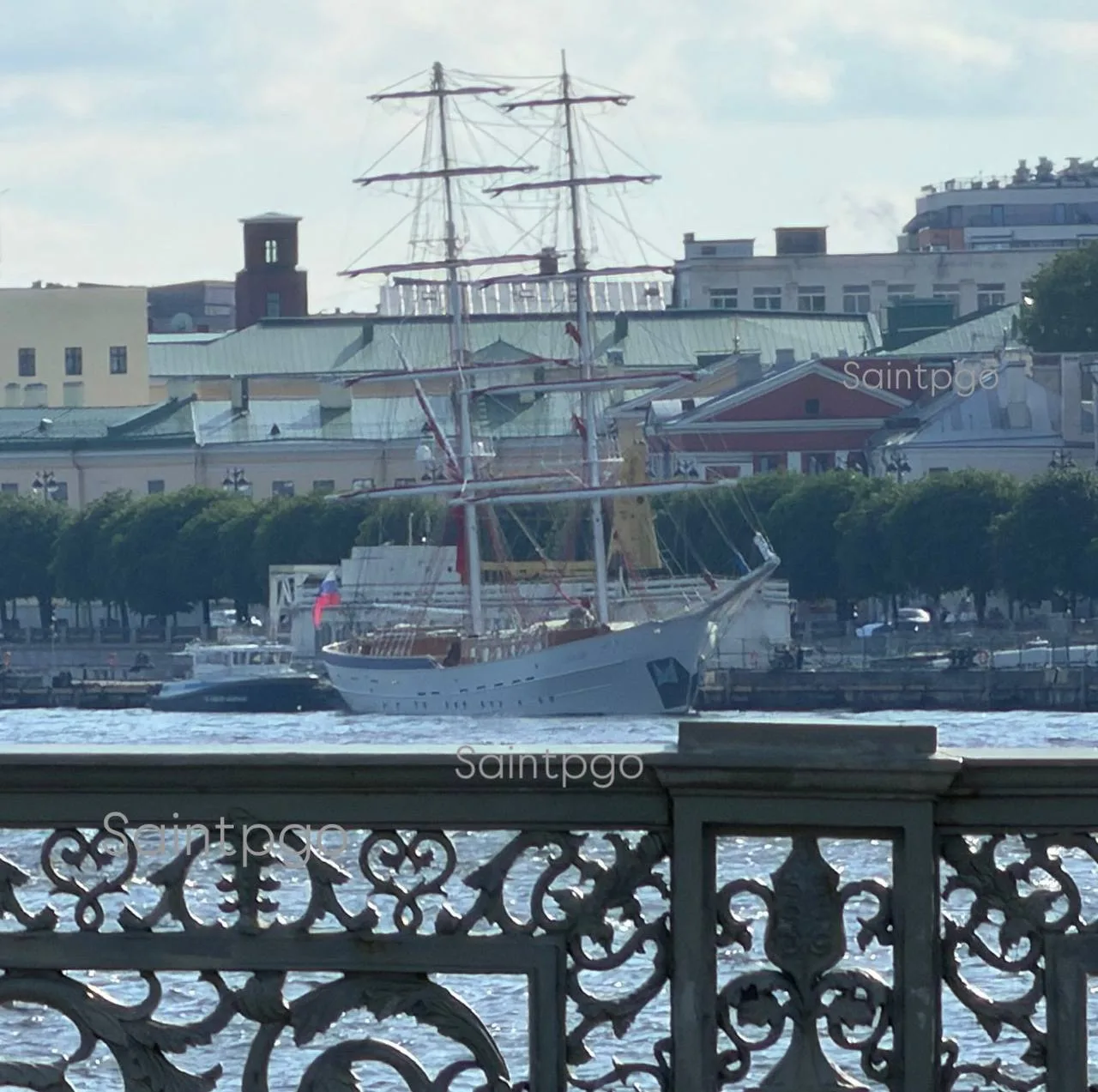 ⛵️ Бриг «Россия» прибыл в Петербург перед «Алыми парусами».