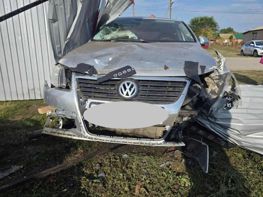 Поврежденные автомобили, опора ЛЭП и скрывшийся водитель