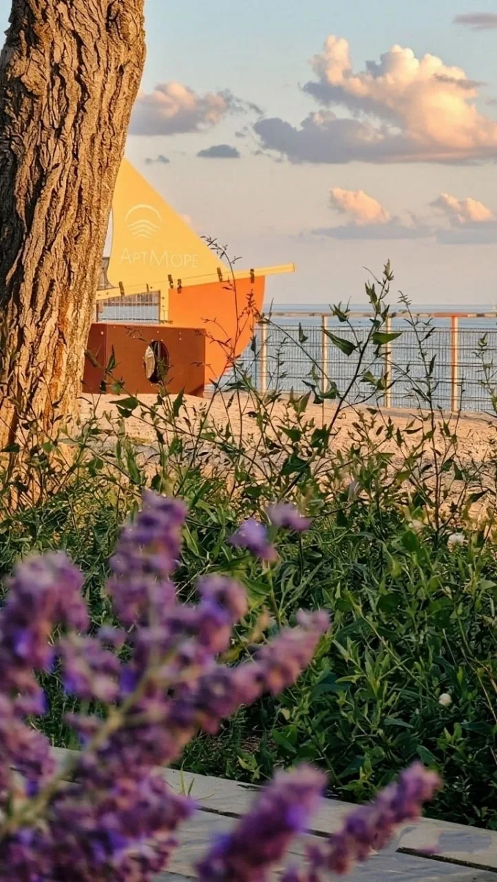 🧡 Атмосфера у вечерних пляжей Меганома в бархатный сезон