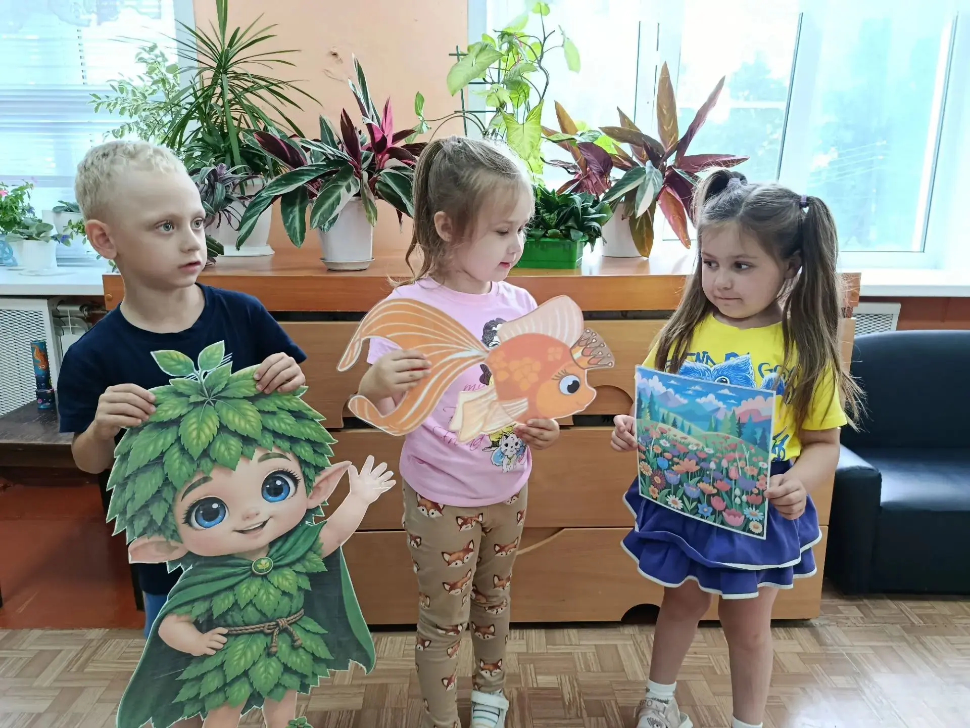 Сегодня к ребятам старшей группы заглянул в гости Эколенок!  Он принес с собой удивительную книгу «С