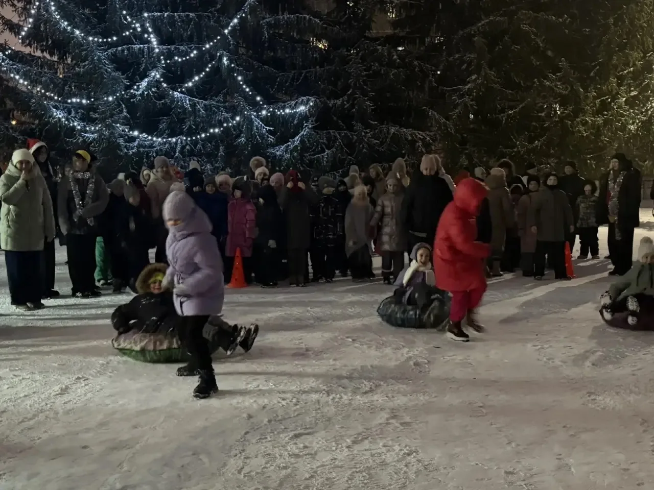 🎄✨ Сегодня во дворе нашей школы прошел настоящий новогодний праздник! 🎉  Жители микрорайона, взрослы