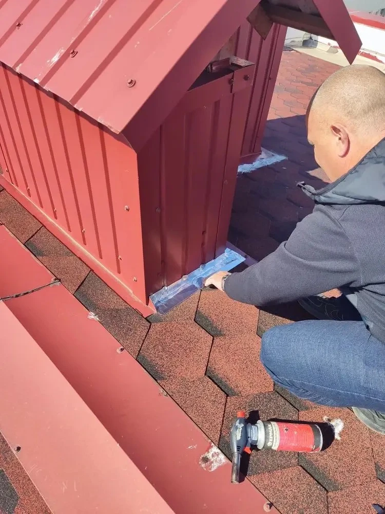 🏠👨‍🔧Выполнили ремонт кровли по адресам: улица Колобова 21В и Парковая 16/5.