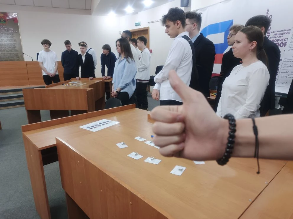Когда инженеры играют в Лего, получается бизнес 😎🧱  Думаете, в 10Б только физику изучают? Как бы не 