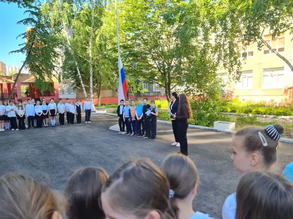🇷🇺 С новой неделей, школа!  Сегодня на еженедельной линейке в 4–5 классах подняли Государственный фл
