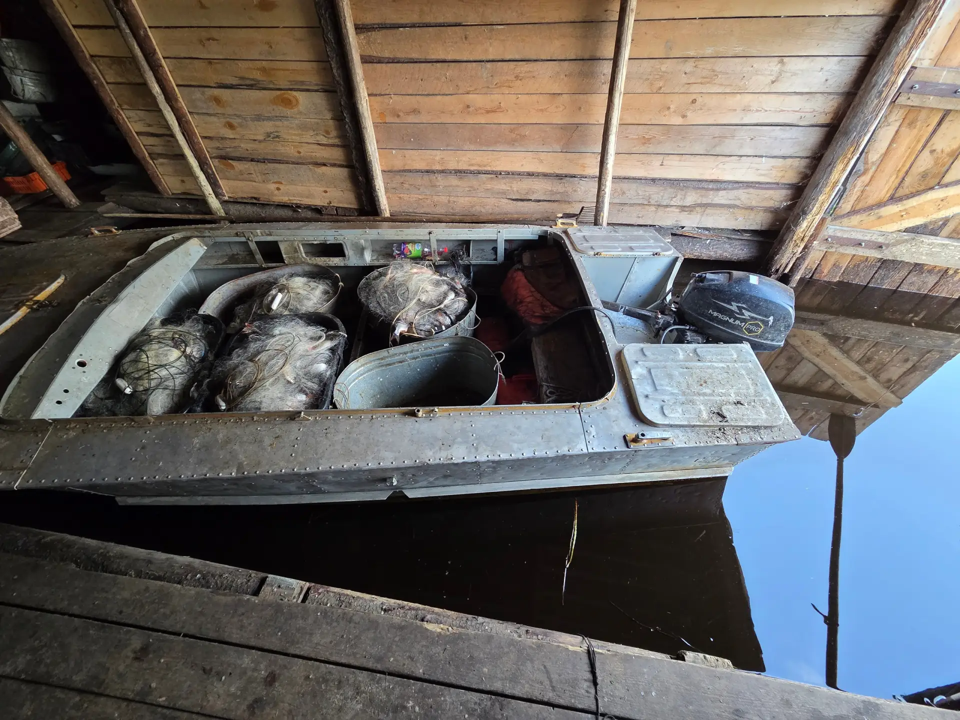 В Вологодской области на Белом озере задержали браконьеров с моторными лодками и сетями