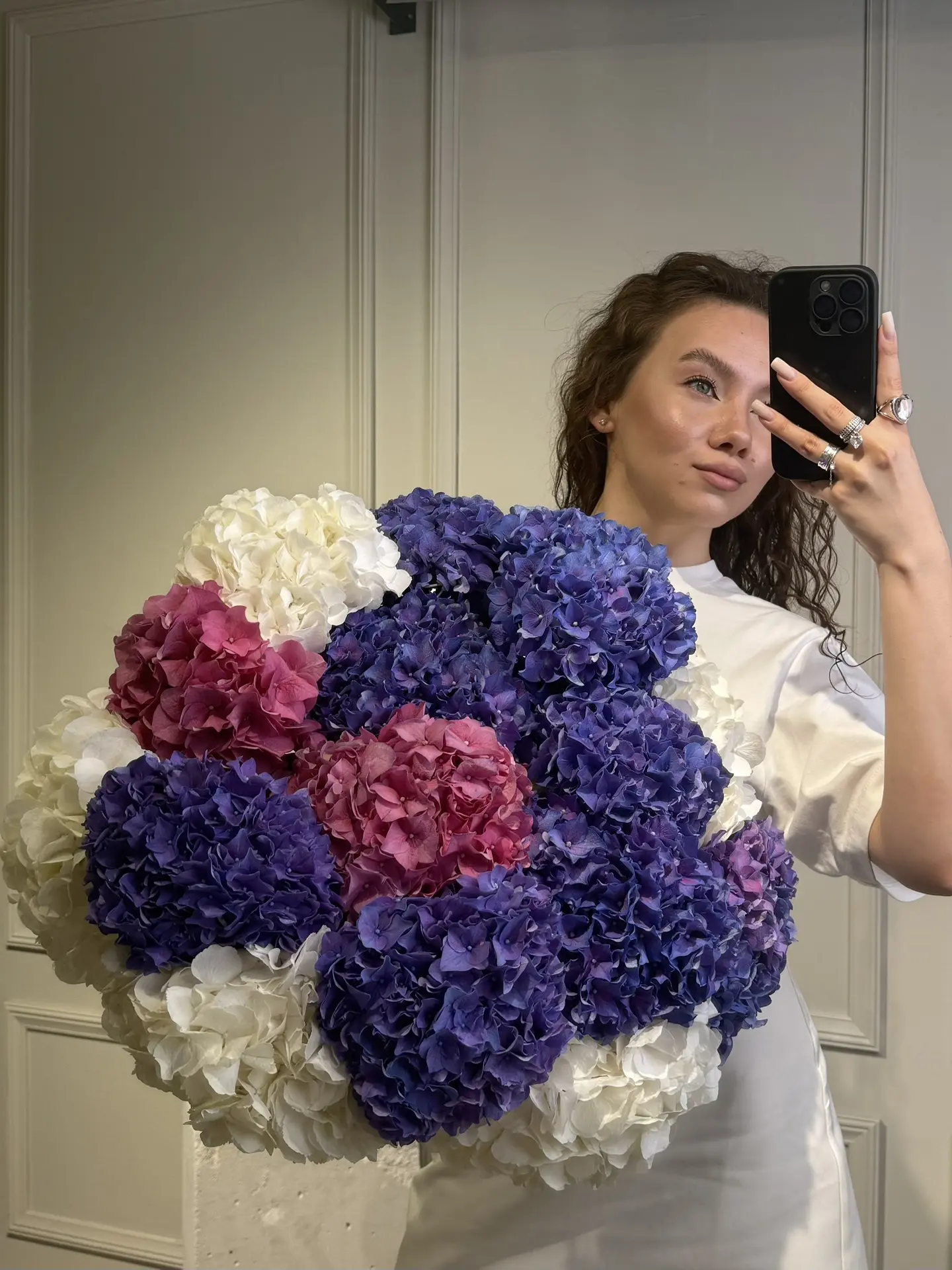 Посмотрите на эти гортензии!💙
Они размером почти с нашу голову, невероятно объемные и яркие!

Прихо