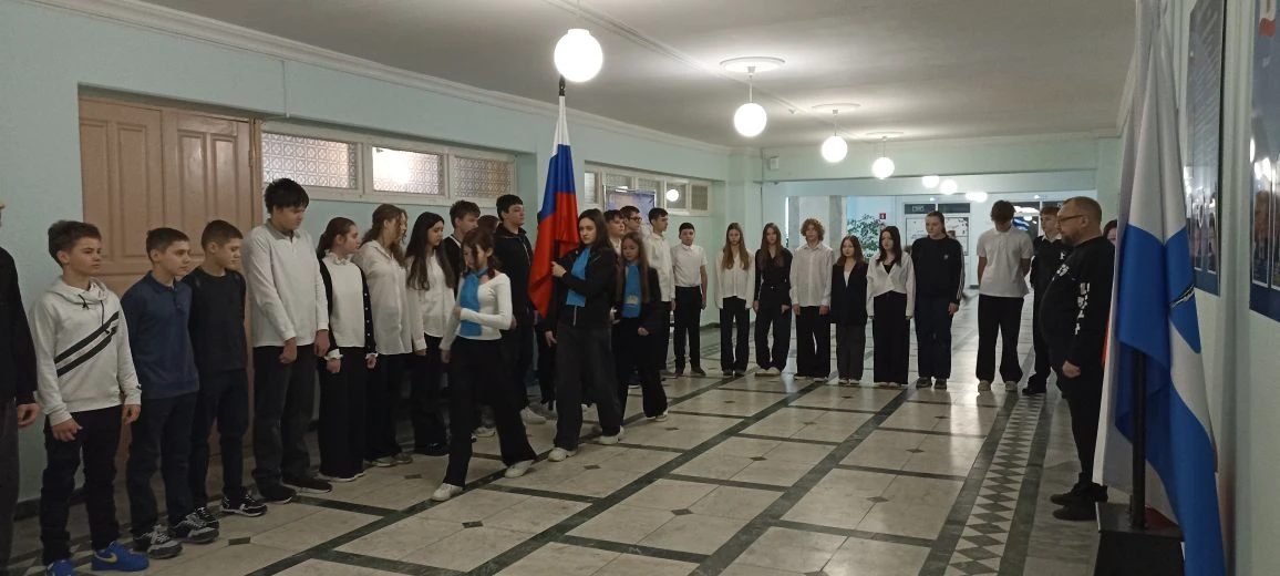🇷🇺 Новая учебная неделя началась в лицее с традиционной церемонии поднятия флага Российской Федераци