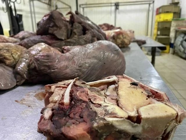 Тюменцев кормили опасным мясом в 72 кафе области