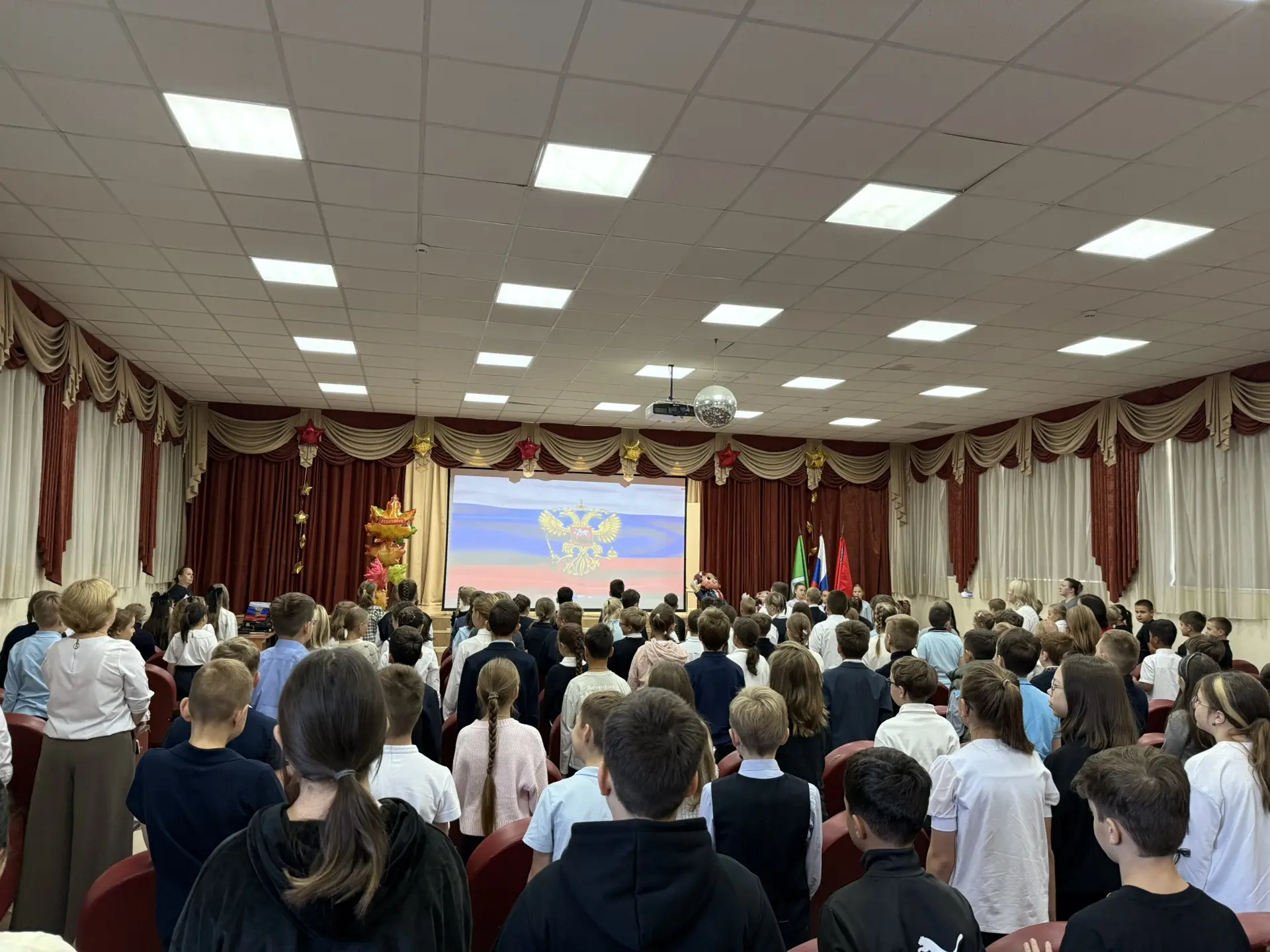На сегодняшних «Разговорах о важном» у нас был настоящий день неба. Тема — «Первым дело...