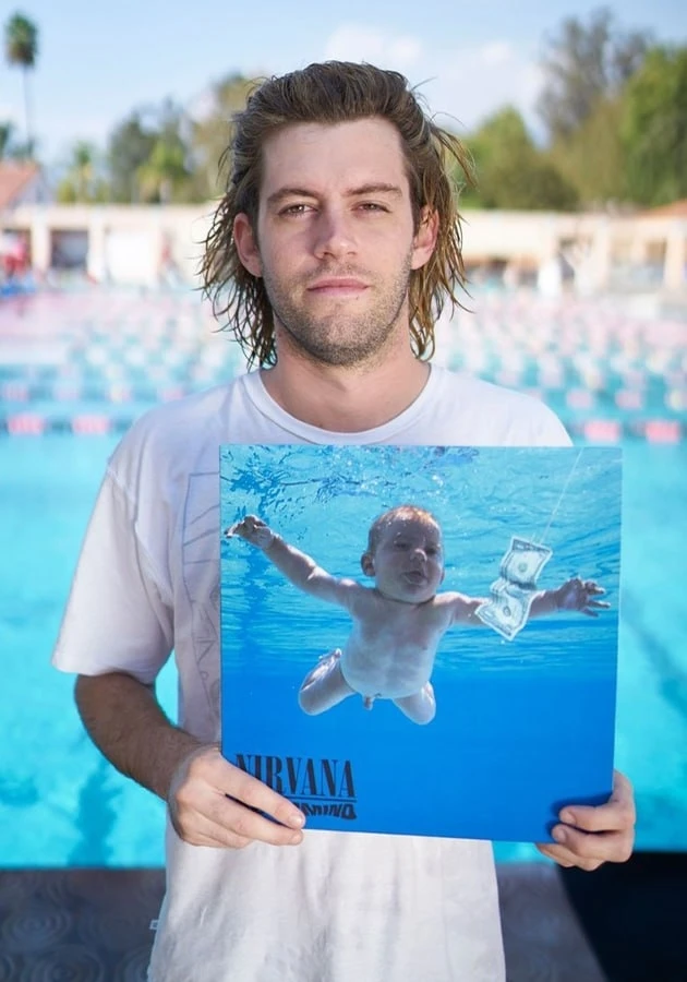 Младенец с обложки «Nevermind» требовал от Nirvana компенсацию за использование его изо...