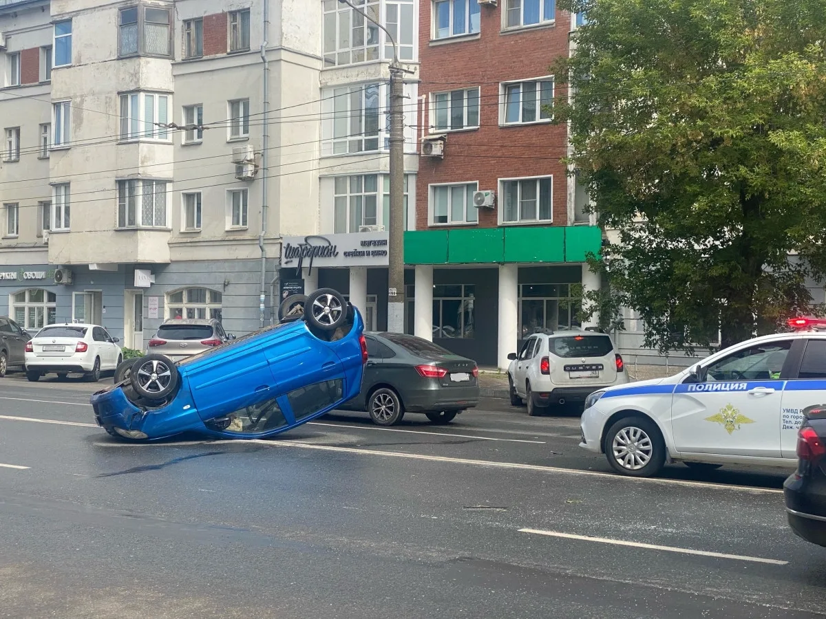 ⚡В центре Кирова после ДТП перевернулась «Киа».
