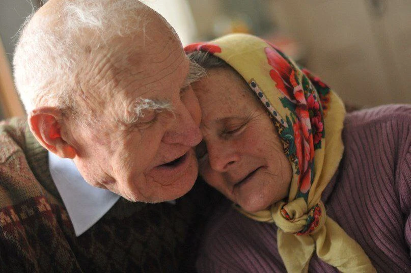 Жили дед да бабка долго, умерли в один день... Стоят пред вратами Рая: бабка в инвалидн...