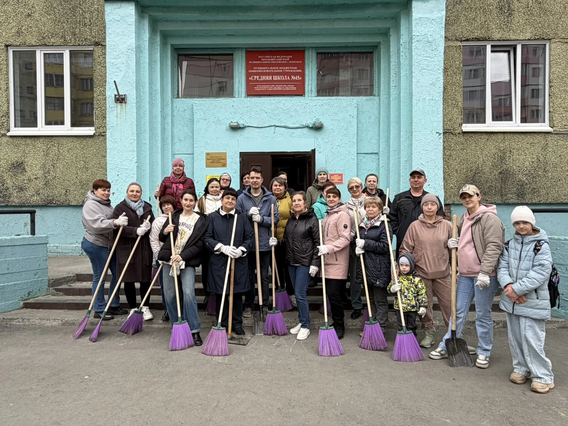 🧹 Дружно, весело, с пользой!

Сегодня, 6 июня,  коллектив нашей школы дружно вышел на общегородской