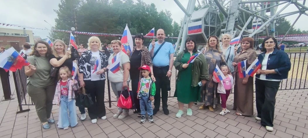 ❤️🇷🇺 Сердцем с Россией: наш педколлектив в парке!

Вместо привычных уроков — прогулка по аллеям па