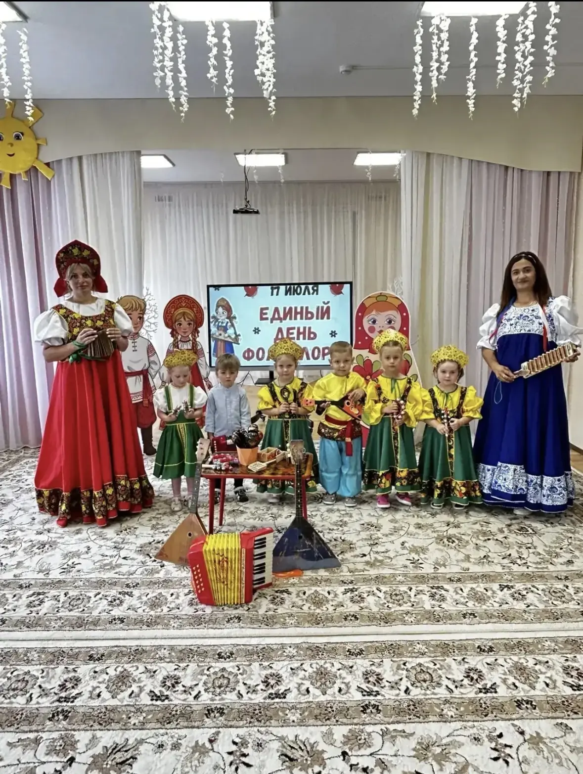 🪆 Ой, то не вечер, то не вечер... Сегодня в нашем саду царила настоящая русская душа! 🌾

В группах