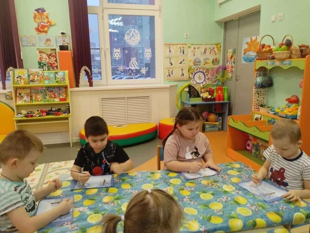 🌬Укрываем деревья снегом вместе со снежной королевой!  В начале февраля в средней группе "Почемучки"