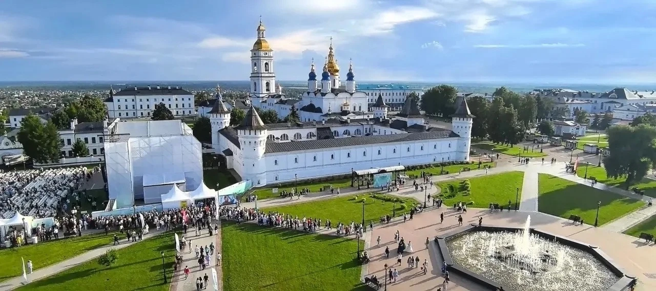 Красивые летние кадры с фестиваля «Лето в Тобольском кремле»