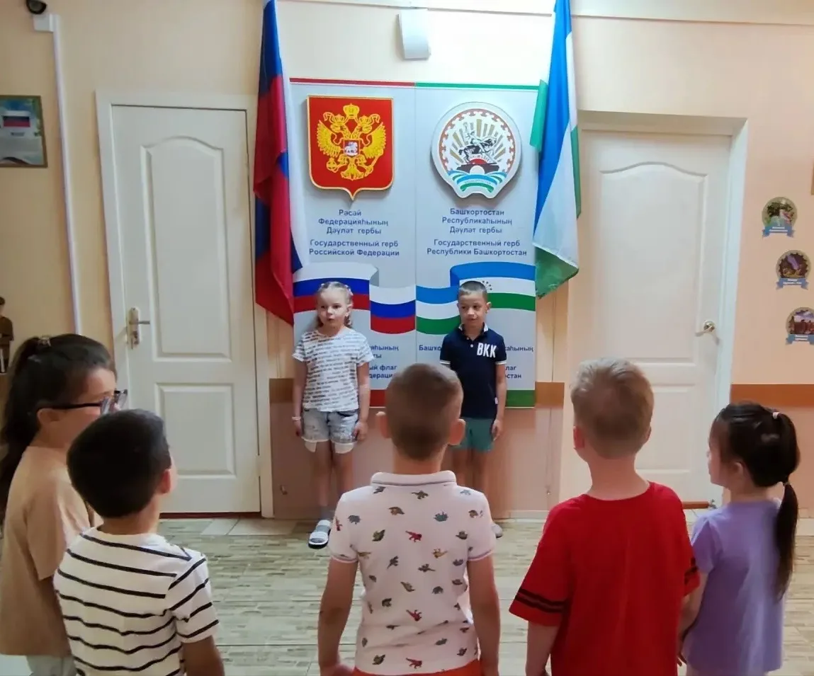 Рабочая неделя в детском саду началась с торжественного исполнения гимнов и подъёма флагов РФ и РБ.
