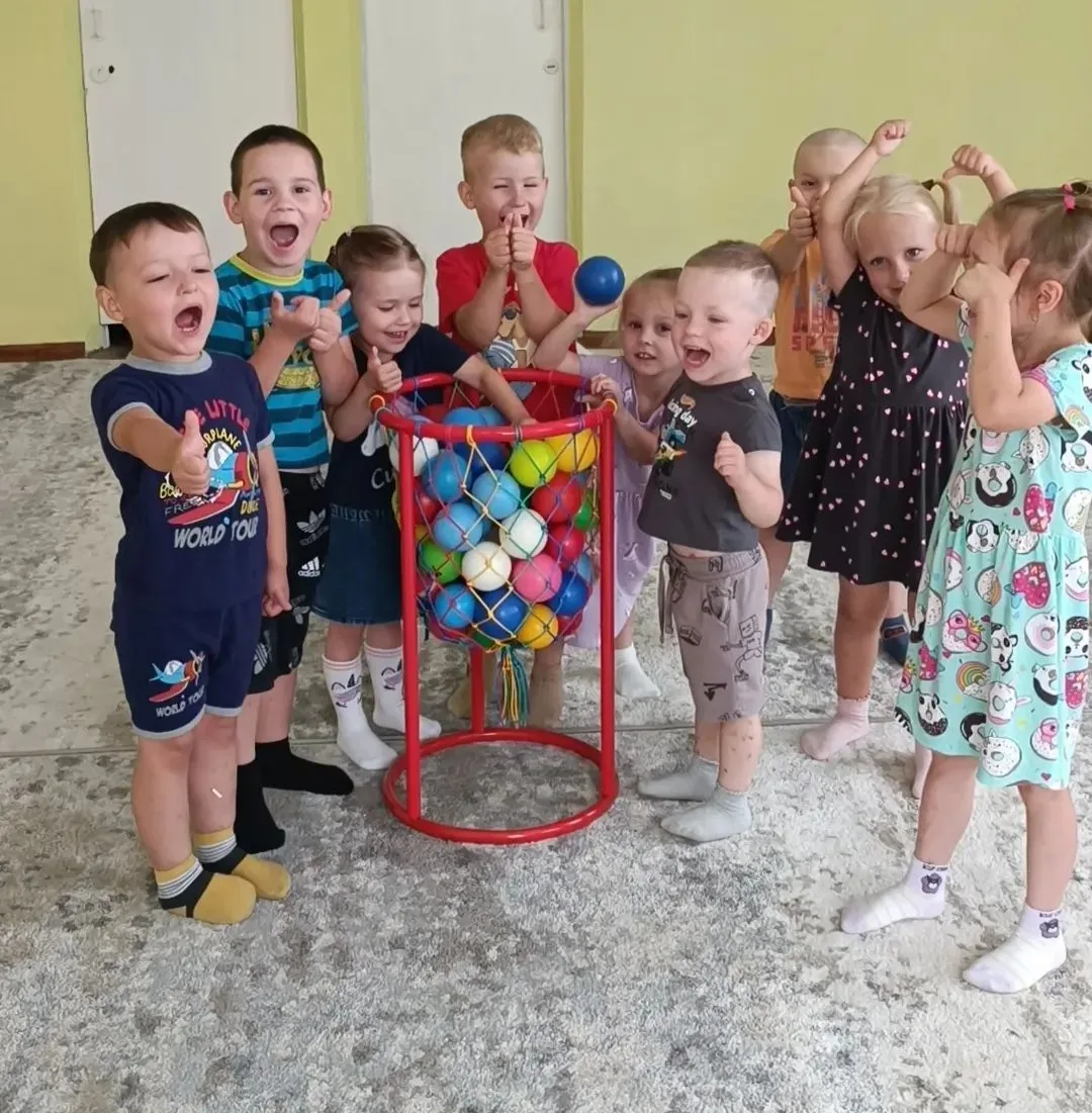 Весёлые старты — это весёлое спортивное мероприятие для детей, где ребята играют в эста...