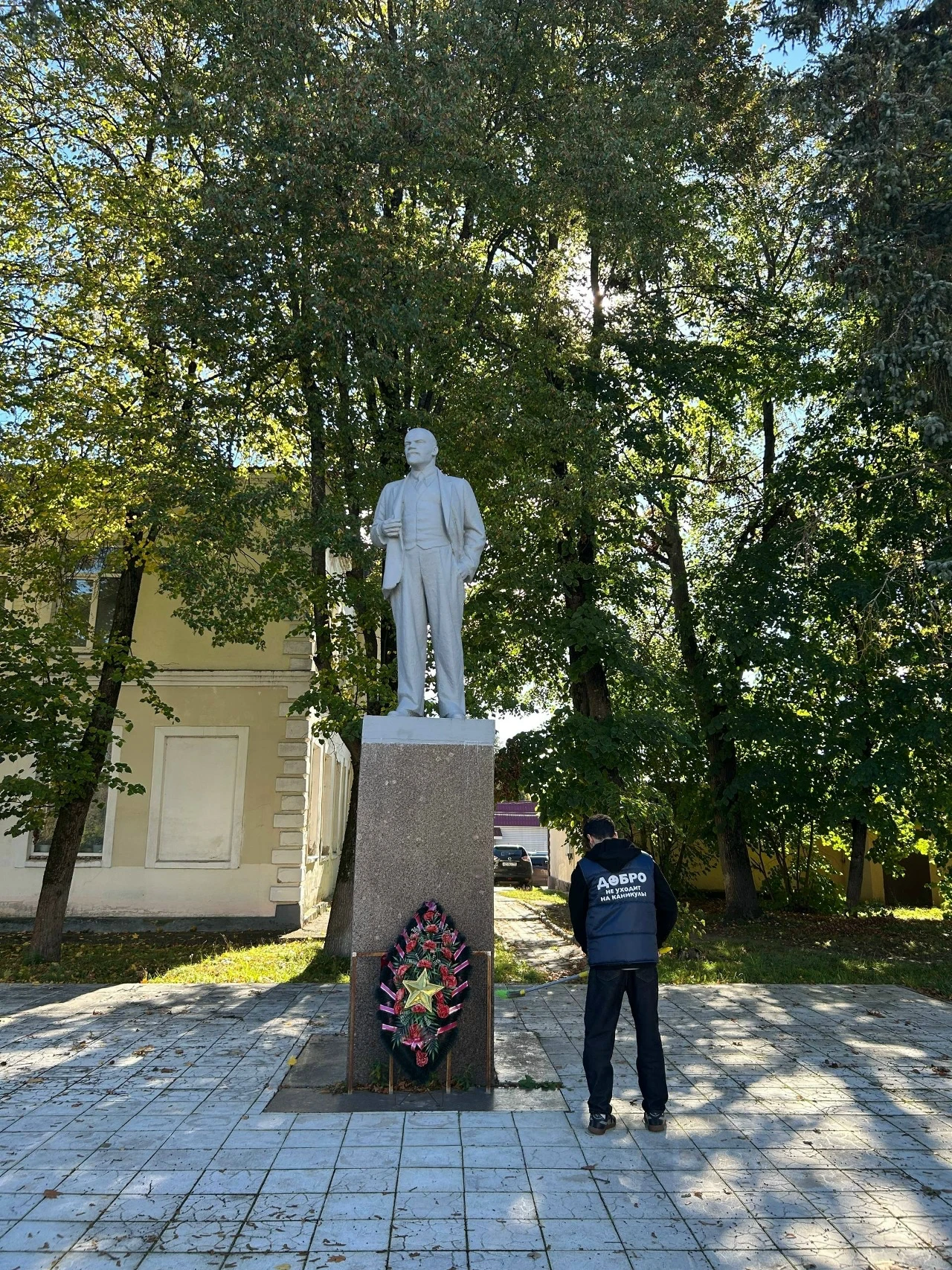 💙 Волонтерский отряд из Рузской школы №2 провел в городе акцию «Обелиск».