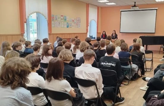 Екатеринбургские транспортные полицейские напоминают школьникам о правилах безопасности