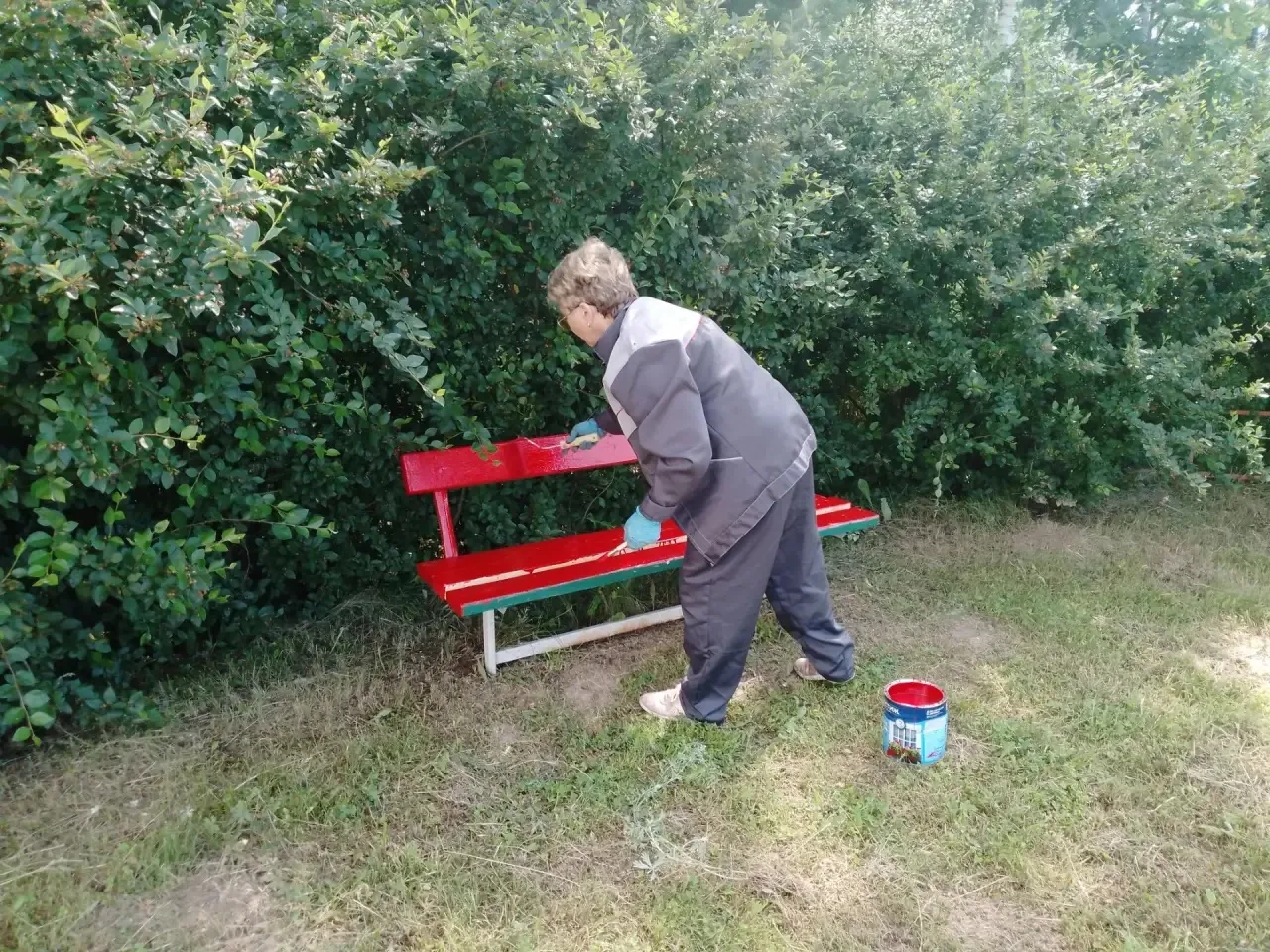 👋Продолжаем приводить в порядок наши дворы: красим скамейки и малые архитектурные формы по всем адр