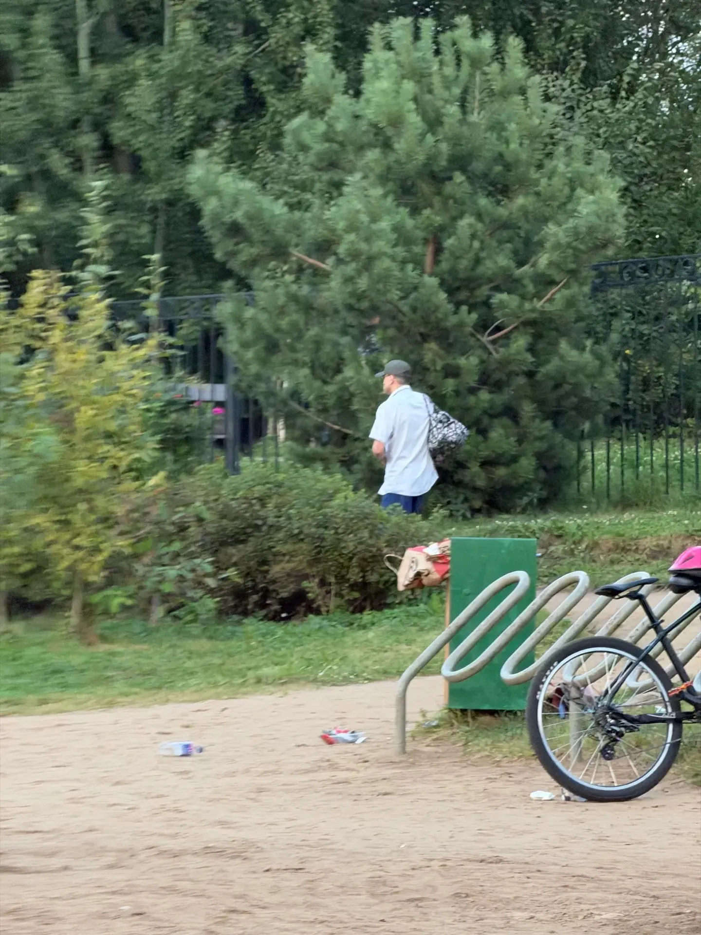 Граждане! Данный человек занимается онанизмом в раздевалках на озерах у метро «Озерки». Будьте бдите