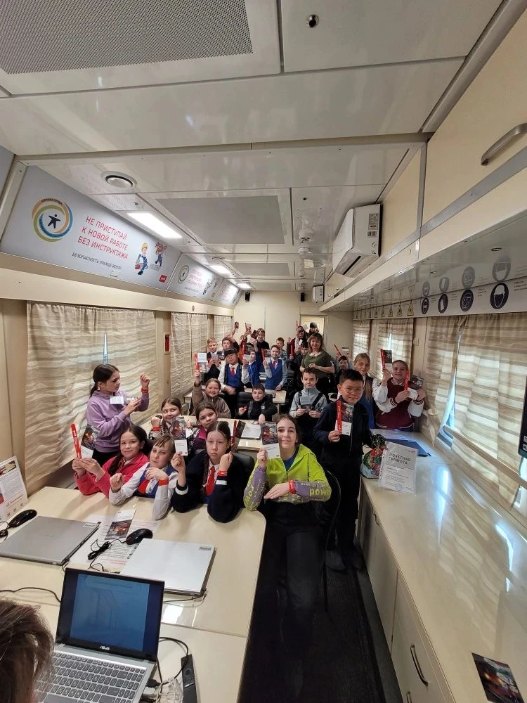Учебный класс на колесах🚆    💯Ученики 3-4-х классов посетили специализированный вагон ОАО "РЖД", пре