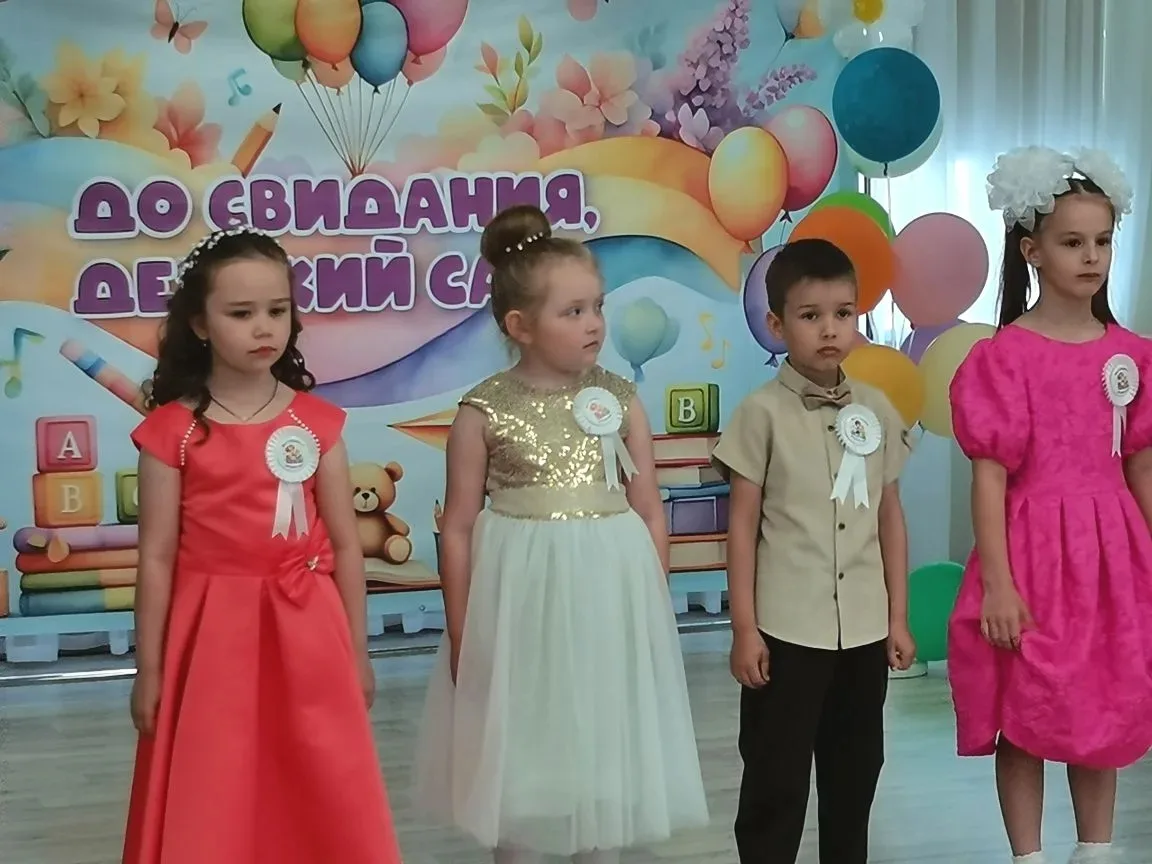 Выпускной – это как «порог» из детства во взрослую жизнь, это последний утренник в стен...