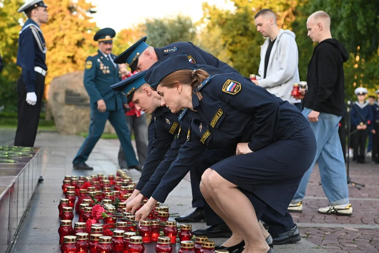 День памяти и скорби, 4:00

 В День памяти и скорби, 22 июня, в 4:00 на мемориальном комплексе «Брат