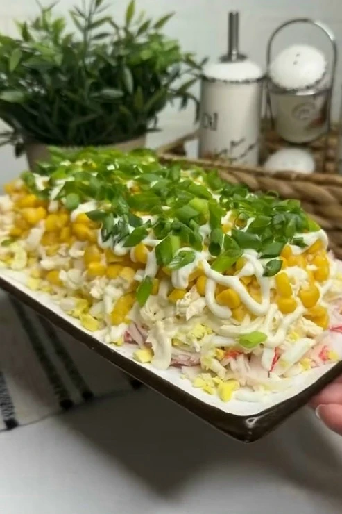СЛОЕНЫЙ САЛАТ С КРАБОВЫМИ ПАЛОЧКАМИ И ПЛАВЛЕНЫМ СЫРОМ
