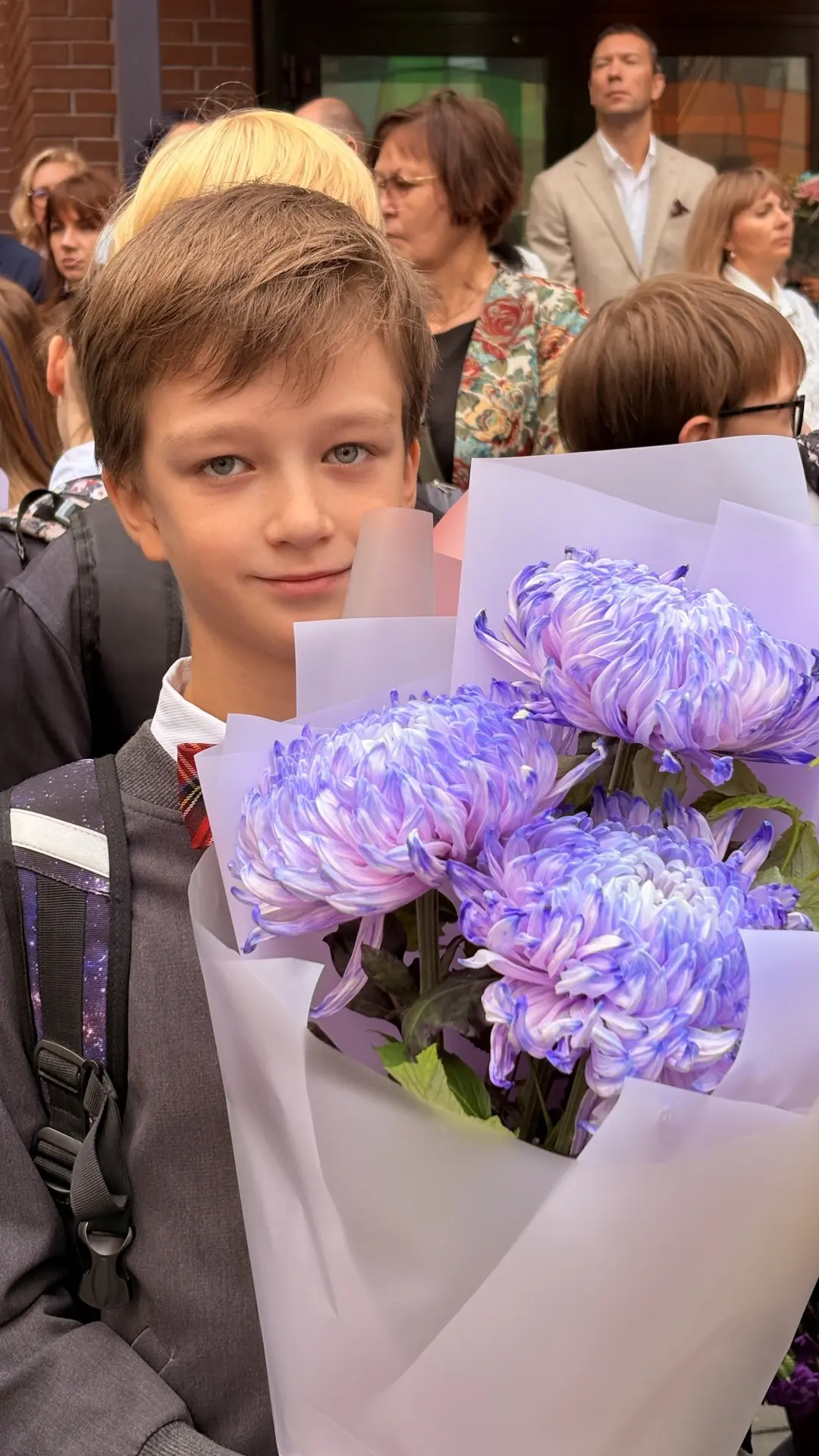 Цветами, улыбками и радостным ожиданием наполнился сегодня наш школьный двор!