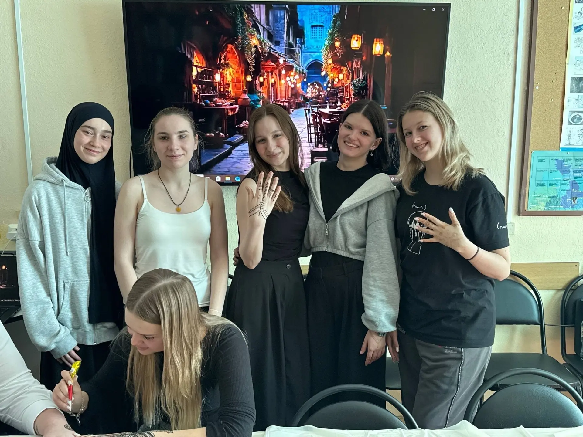 🖌️Рассказываем об искусстве росписи и каллиграфии в изучении восточных языков.   🖌️Студенты-инженеры