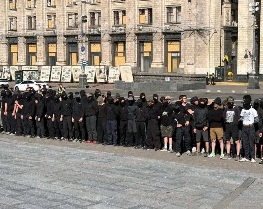 Так выглядит Киев сейчас, лгбтшники* и нацики стоят на одной площади.