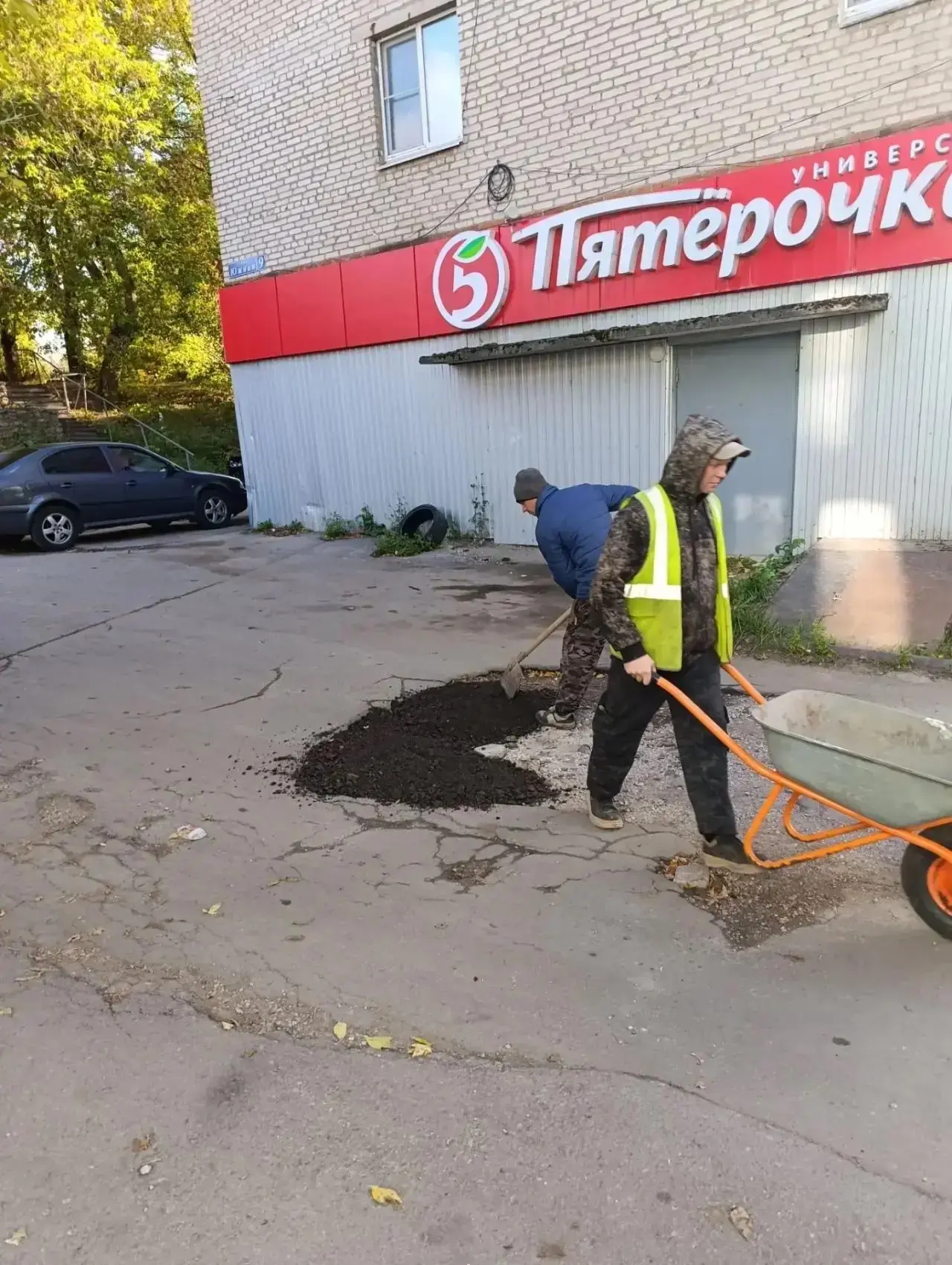 На ул. Южная в районе дома №9 сотрудники МКУ "Спецавтохозяйство" засыпали глубокие ямы ...