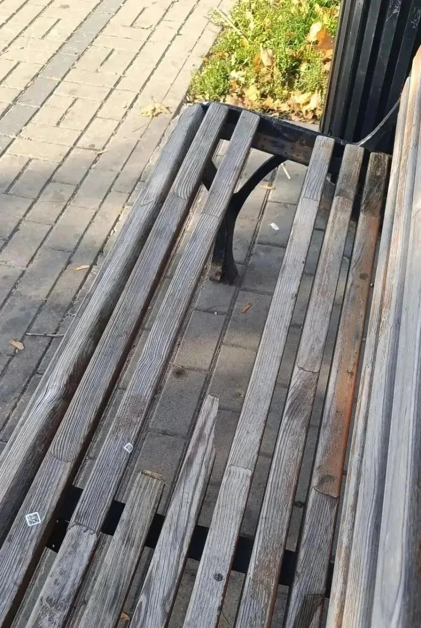 🚨 В Старом Осколе вандалы повредили скамейки в парках