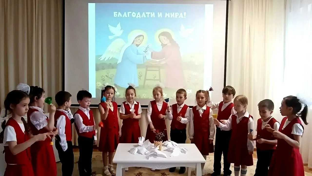 Педагоги дошкольных учреждений приобщают воспитанников к  духовному наследию России.                